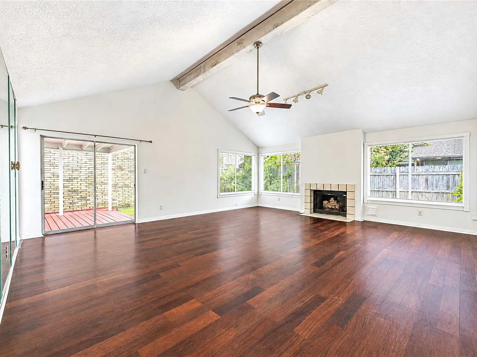 3 bed, 2.0 bath, 1558 sqft, $2,000 — Photo 4
