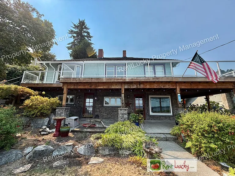 1612 Markham Ave NE — Photo 1