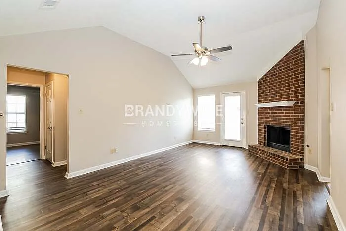 8077 Sandywood Ln — Photo 4