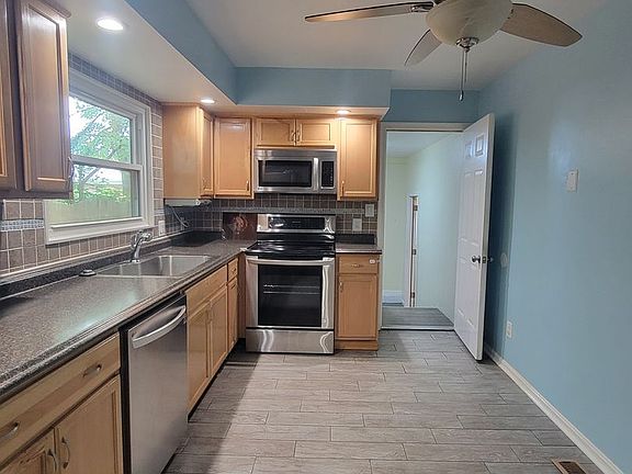 2nd image of 512 S Kings Point Rd