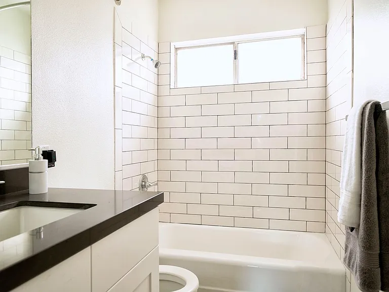 570 N Los Robles Ave — Photo 44