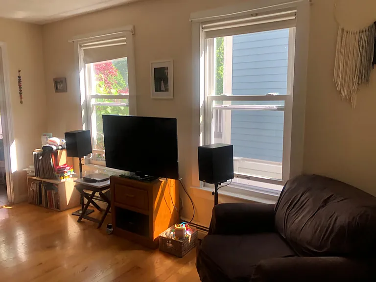 260 Norfolk St #1R — Photo 2