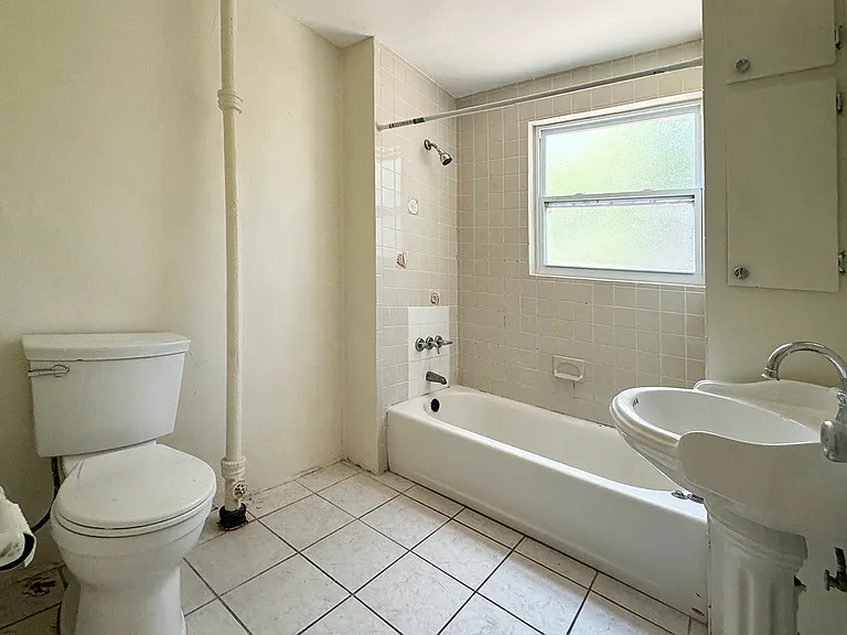 1005 Plaza St — Photo 7