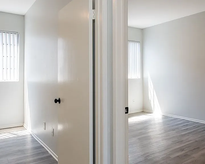 520 N Hollywood Way — Photo 10