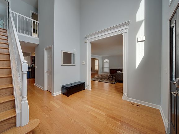 2nd image of 2880 Roslyn Ln E