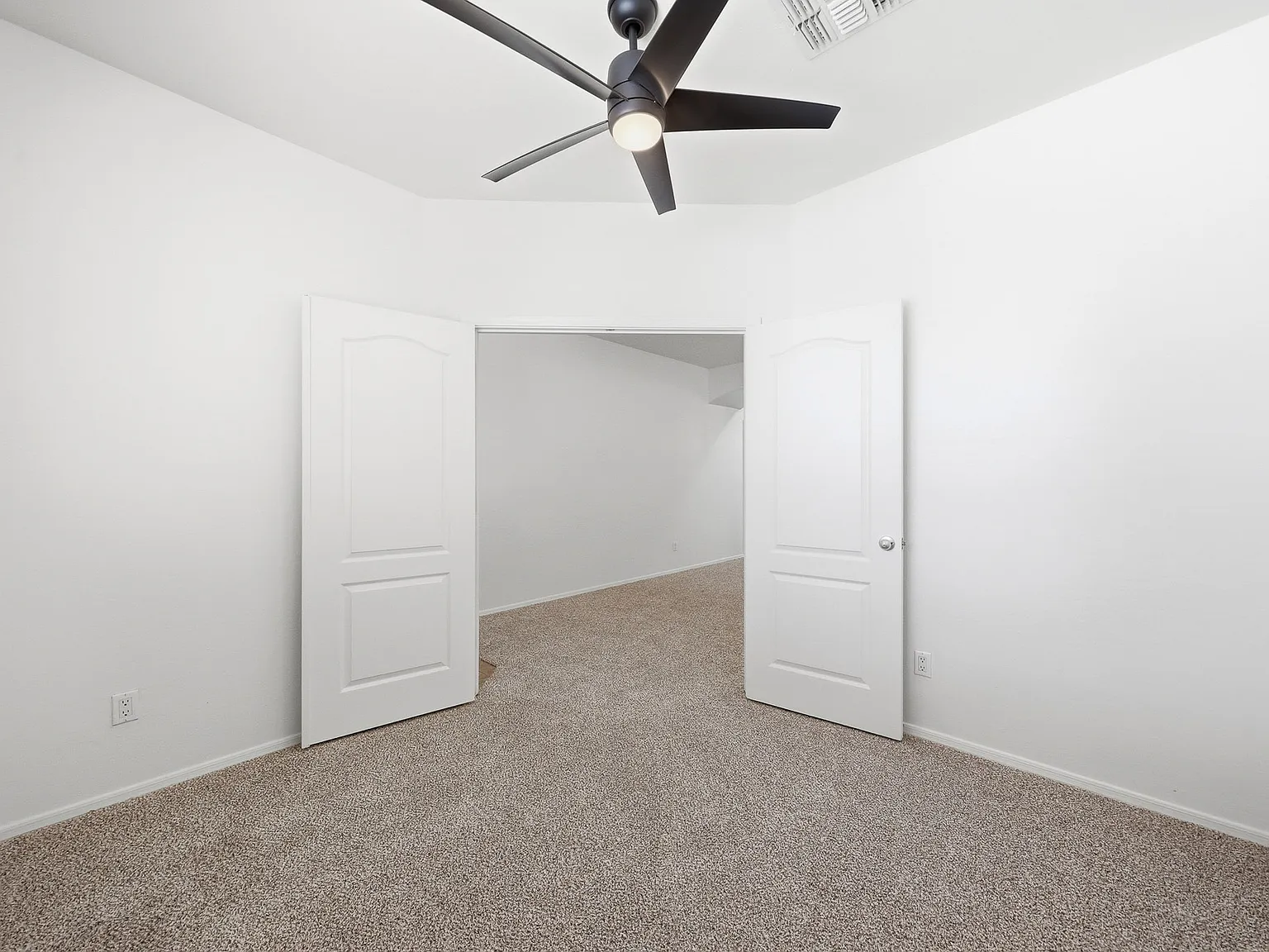 4 Beds, 2 Baths, Den/Office, Updated Move in Ready! — Photo 4
