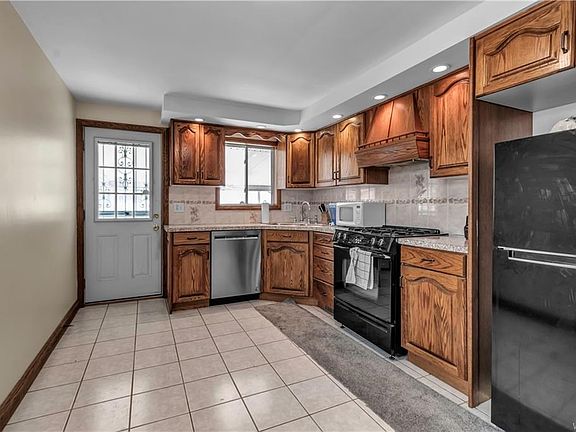 2nd image of 88 Edge Park Ave