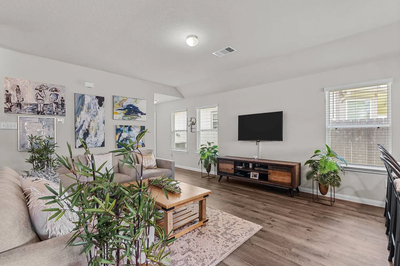 3 bed, 2.0 bath, 1377 sqft, $3,897 — Photo 3