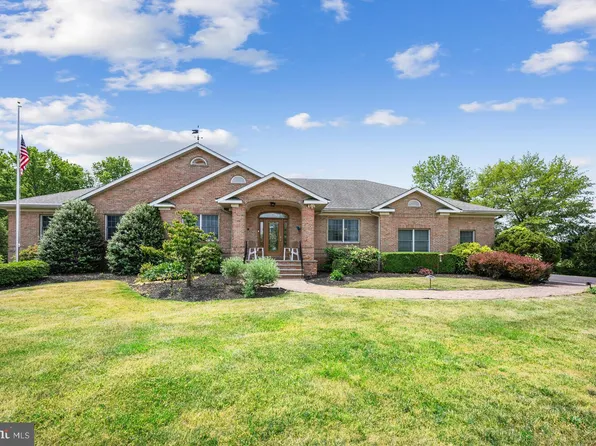 16 Marriott Dr, Lumberton, NJ 08048