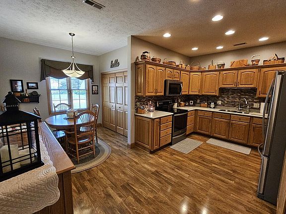 5th image of 1103 Hillcrest Dr