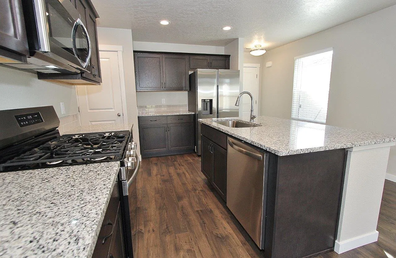 3 bed, 1230 sqft, $2,400 — Photo 4