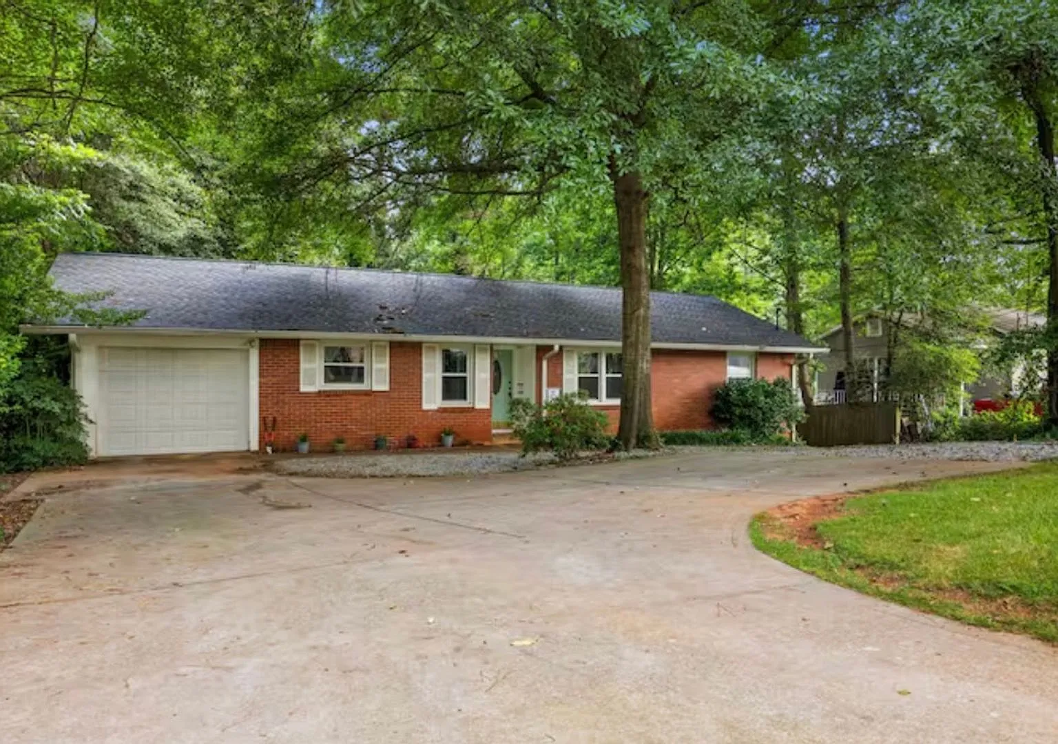 Charming 2BR Apartment in Tucker — Photo 1