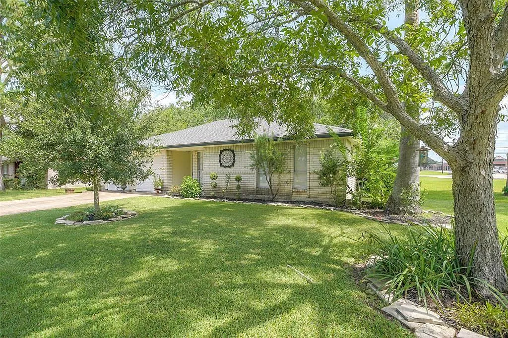 3 bed, 2.0 bath, $2,000 — Photo 1