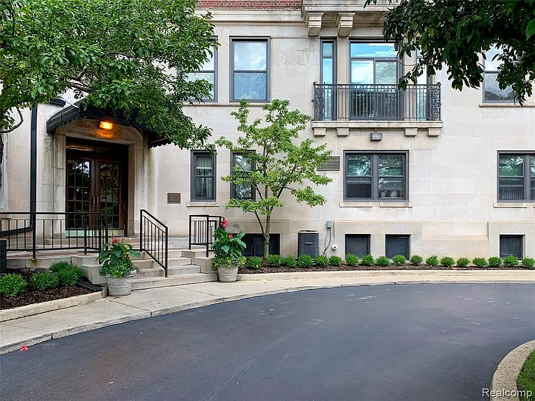 2900 E Jefferson Ave #D702 — Photo 3