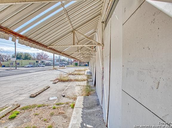 4th image of 1205 West Ave