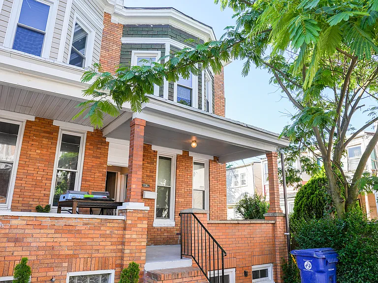 Clarence Ave — Photo 1