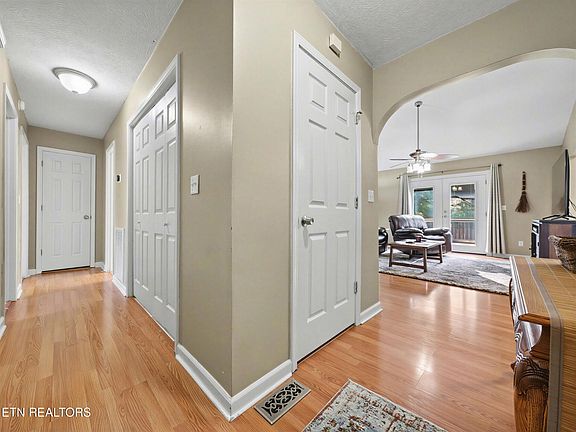 4th image of 225 Acorn Dr