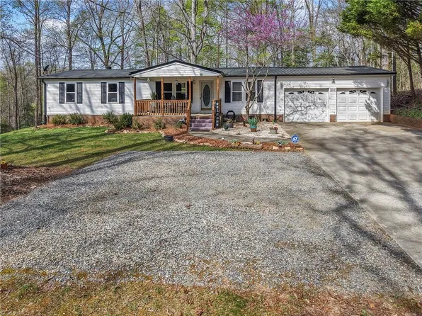 1037 Hendrix Dr, Boonville, NC 27011