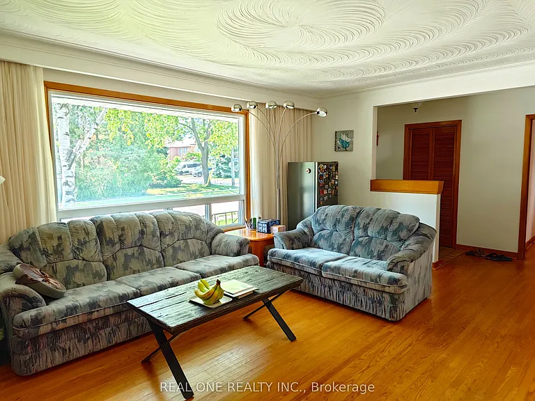 275 Parkview Ave — Photo 5