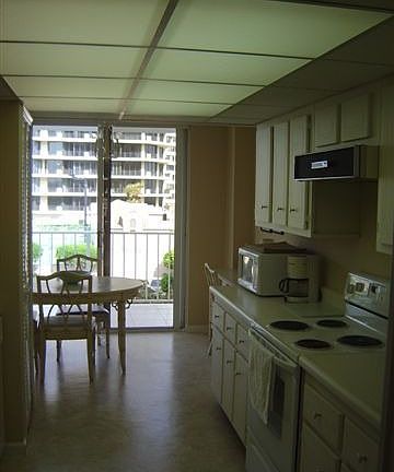 Kitchen can be opened up...Oceanviews from Bfast Area