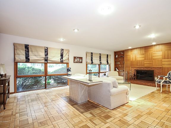 3rd image of 89 Graymoor Ln