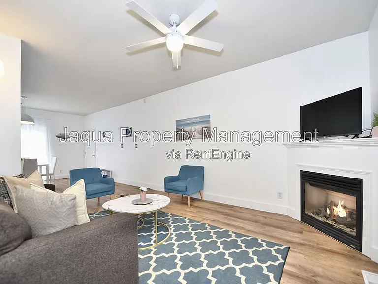 380 Market Pl — Photo 5
