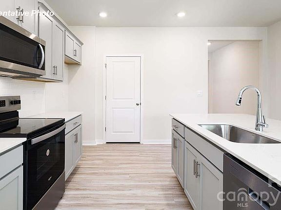 5th image of 143 Colton Ct