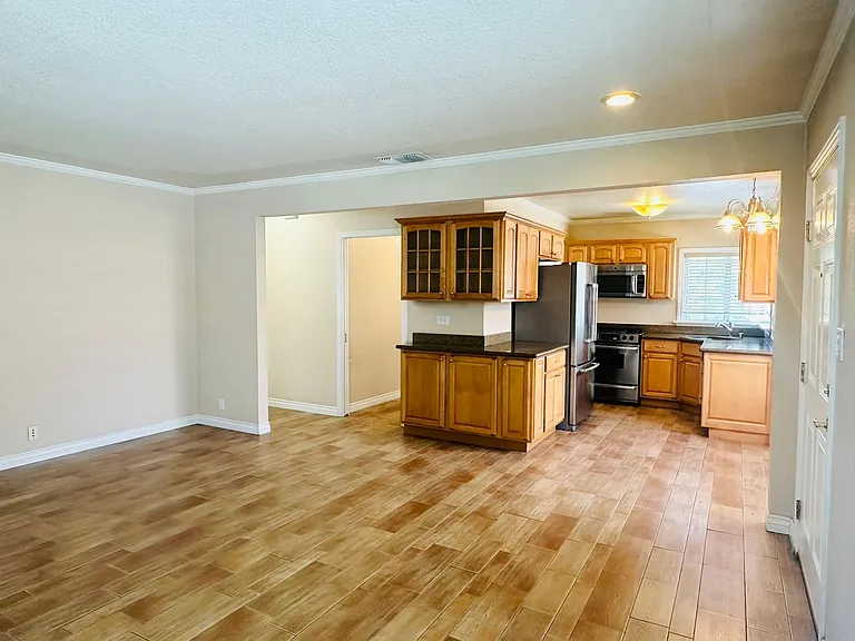 24458 University Ave — Photo 6