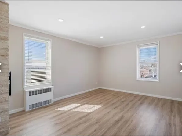 393 Avenue S image 3 of 10