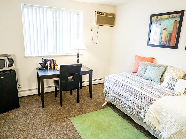 College Towers Apartments — Photo 39
