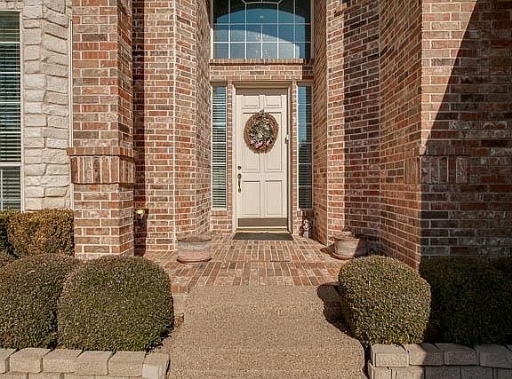 2nd image of 917 Saint Andrews Pl