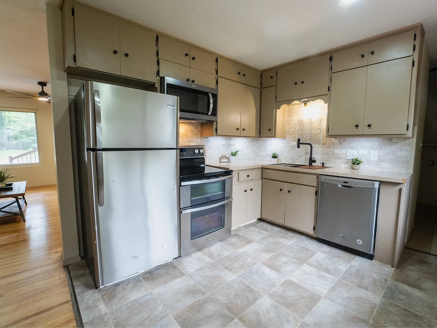 3 bed, 1.5 bath, 1215 sqft, $1,500 — Photo 3