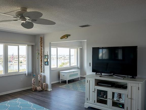 4th image of 100 Bluff View Dr APT 611C
