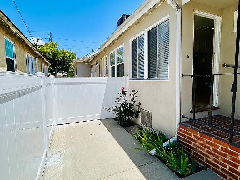 1214 W Victory Blvd — Photo 10