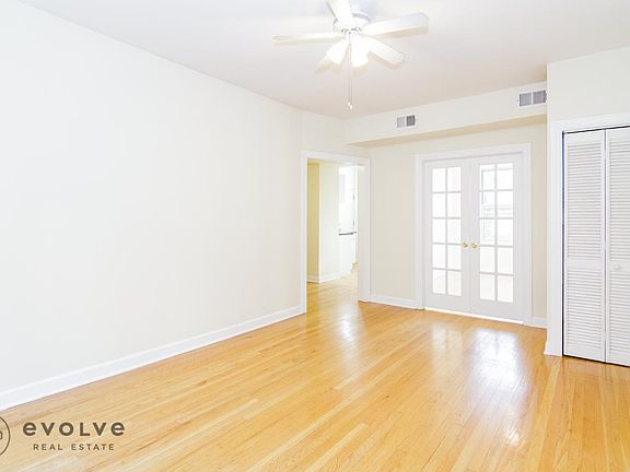 2nd image of 550 W Aldine Ave #560N1