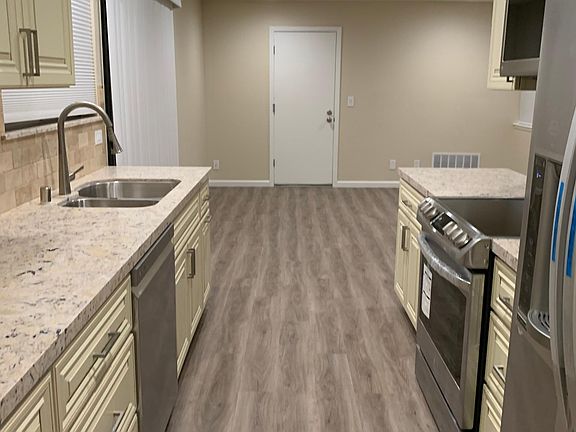 4th image of 1415 Kelly Park Cir
