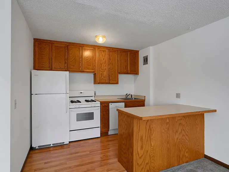 4320 36 1/2 St W — Photo 6