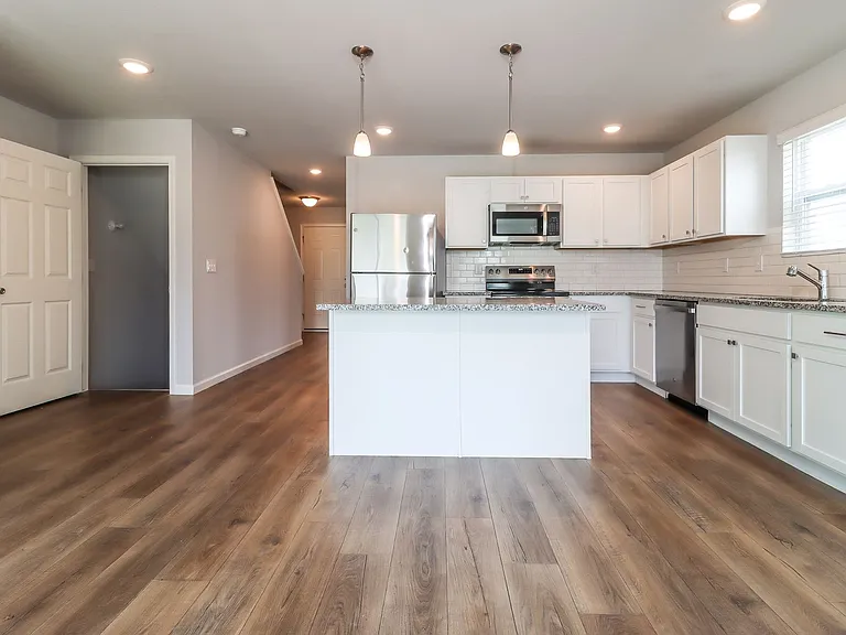 2216 Macatawa Ln — Photo 6
