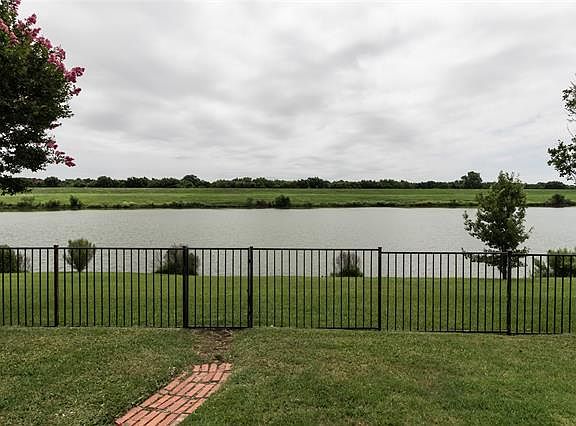 3rd image of 8818 Lakewood Dr