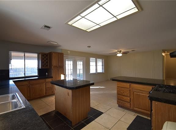 4th image of 216 W Willow Ln