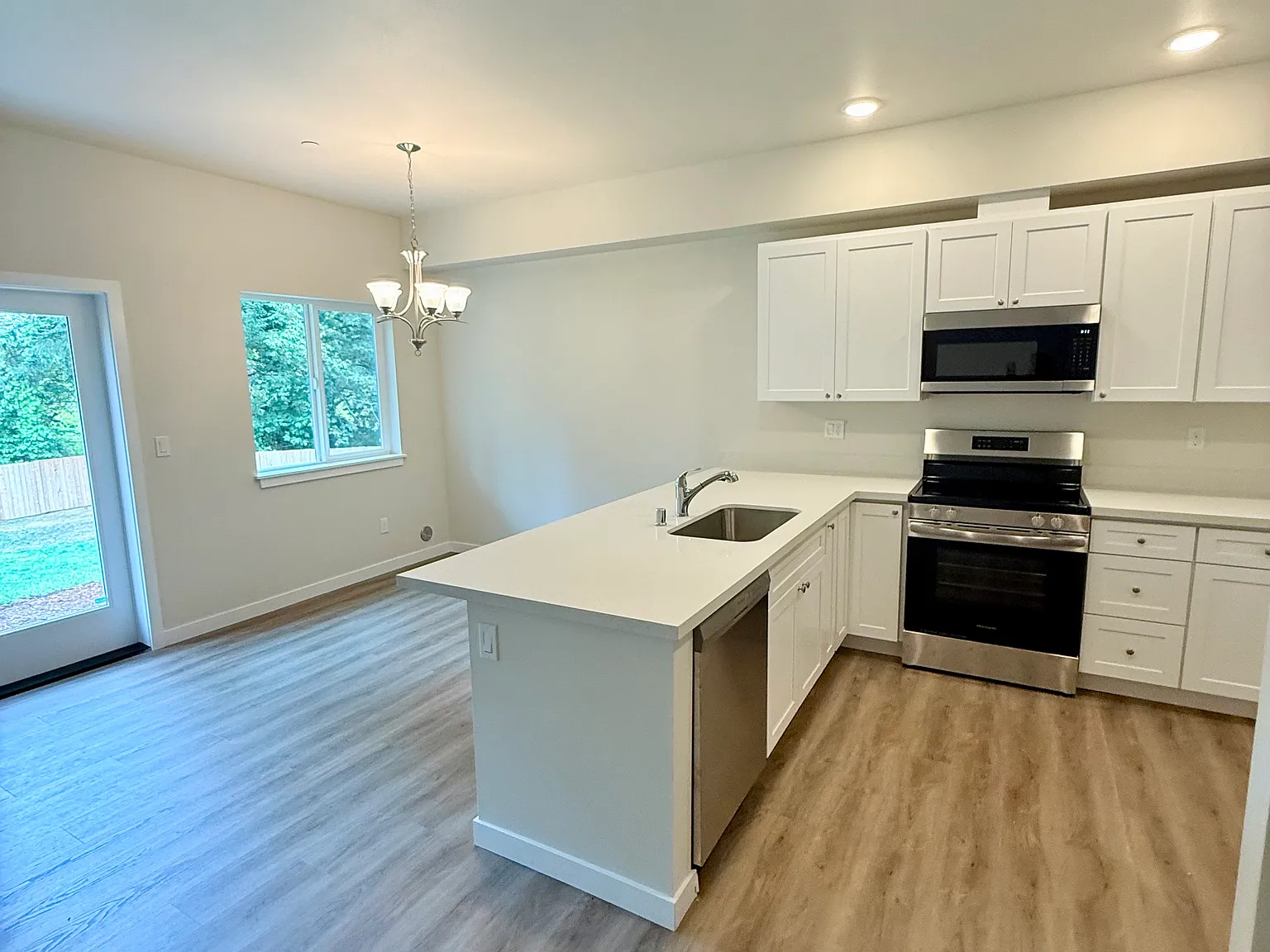 3 bed, 2.5 bath, 1499 sqft, $2,600 — Photo 3