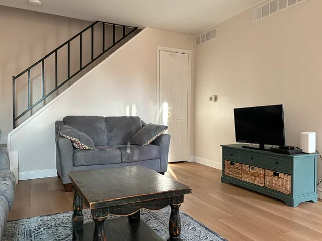 2 bed, 824 sqft, $2,200 — Photo 3