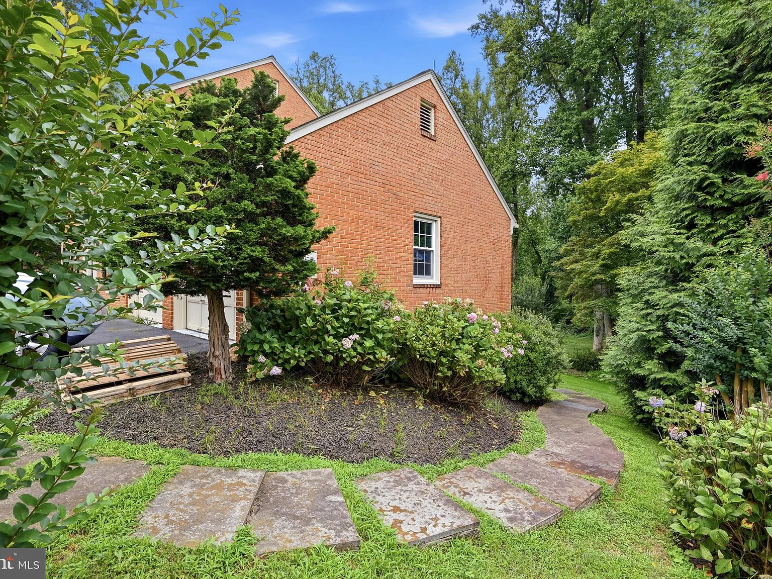 6 bed, 4.5 bath, 5310 sqft, $8,000 — Photo 4