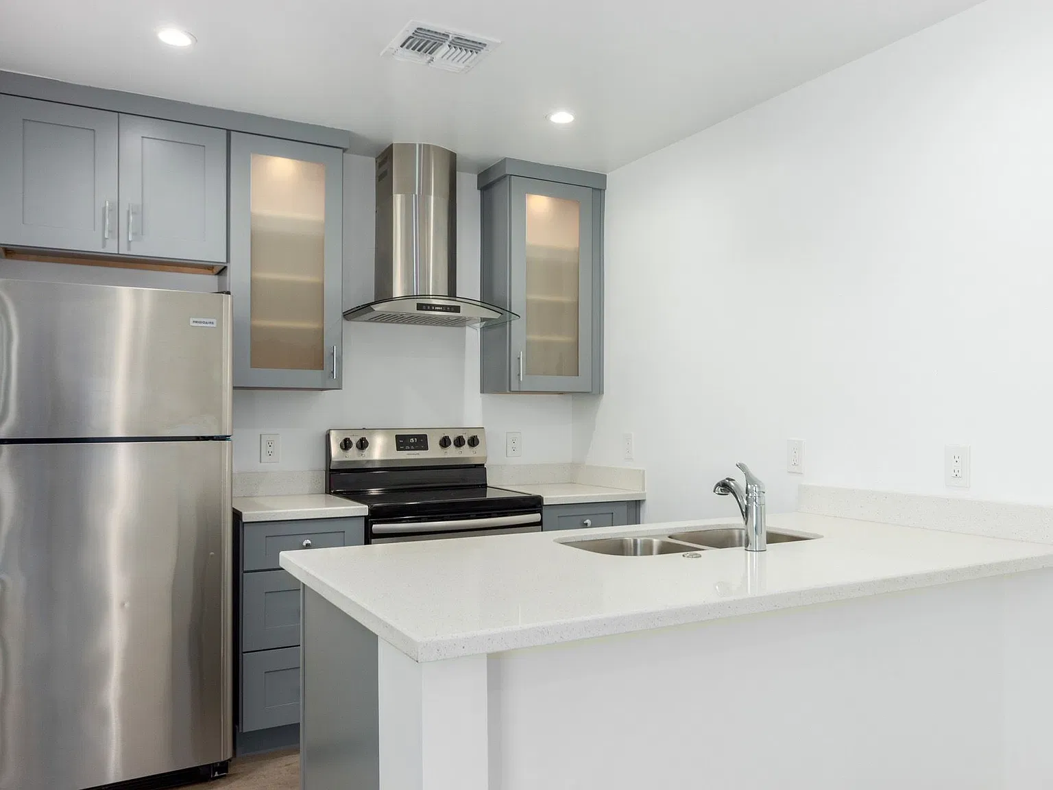 Beautiful 2-Bedroom Apartment with Private Yard & Washer/Dryer! — Photo 2