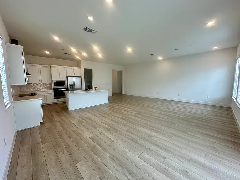 527 E Fiorino St — Photo 20