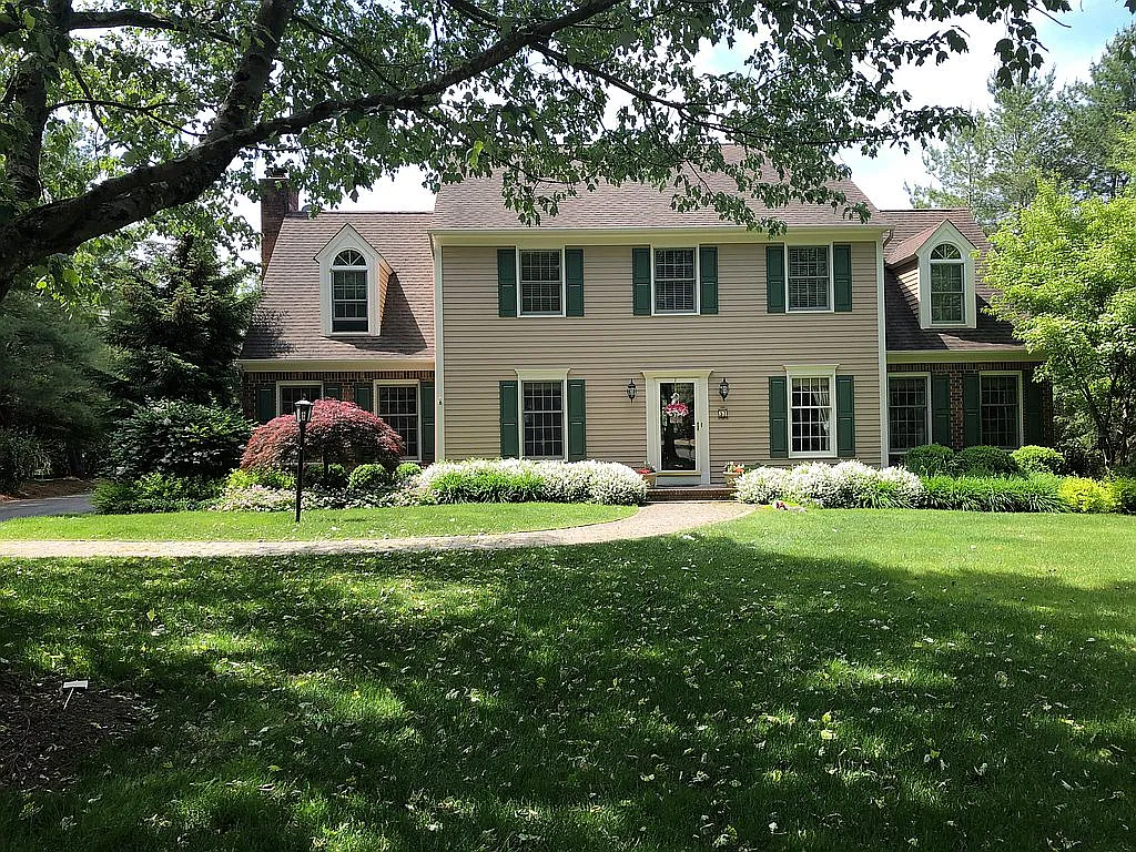 37 Devonshire Ln photo 1