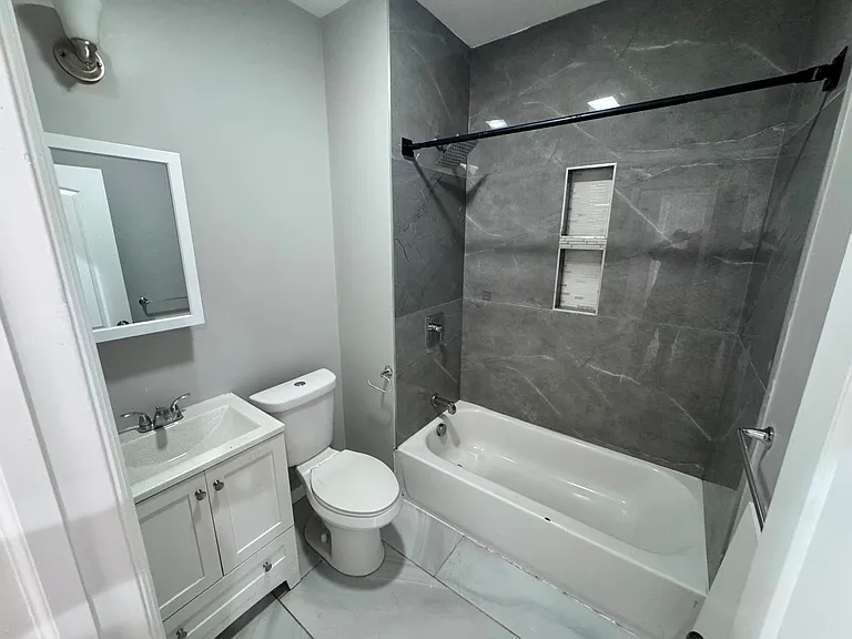 229 21st St #G2 — Photo 3