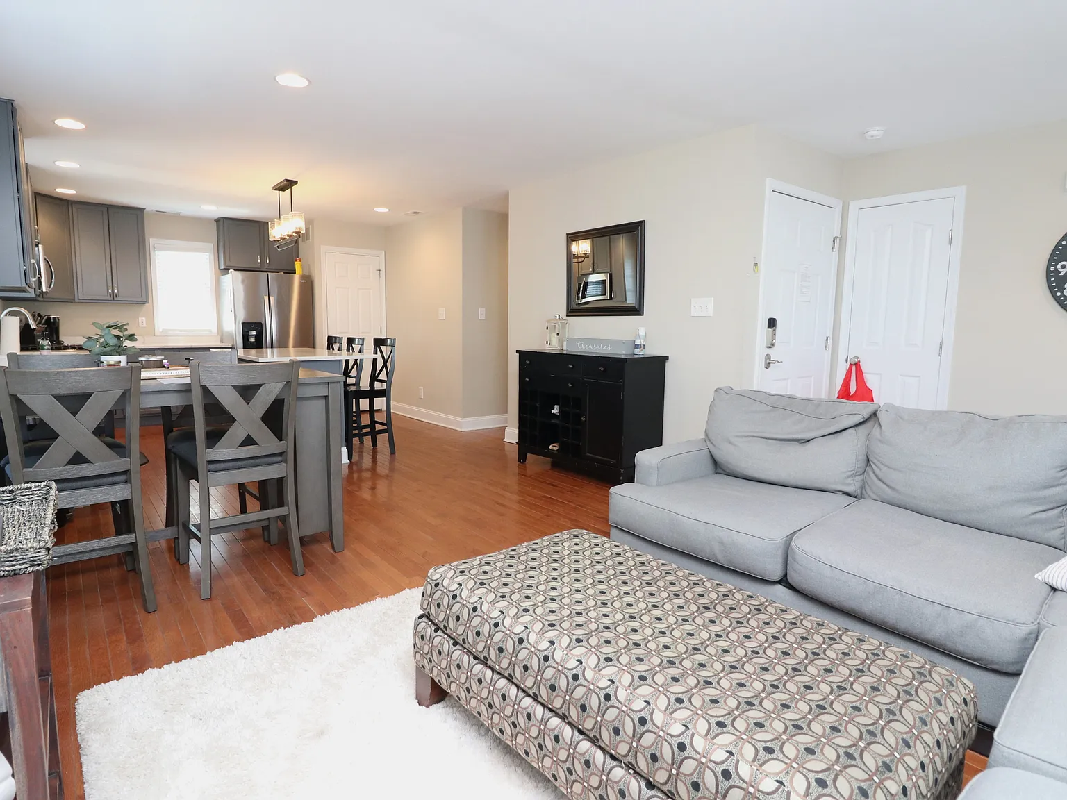 3 bed, 1176 sqft, $5,500 — Photo 2