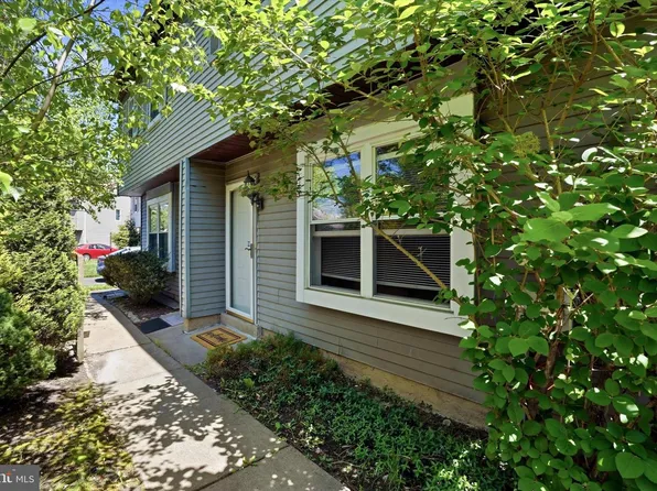 2 Horseshoe Cir, Horsham, PA 19044