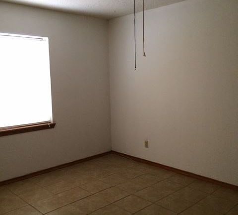 5th image of 1620 Norma Ln APT 2